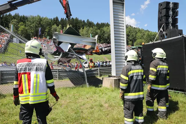 Die zerstörte Werbebrücke wurde entfernt. | Foto: FF/Zeiler