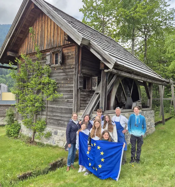 Mühlenbesitzer Glatzl Johann  mit den Schülern und den beiden Lehrerinnen (li.) aus Stephanskirchen. | Foto: Tschuggnall