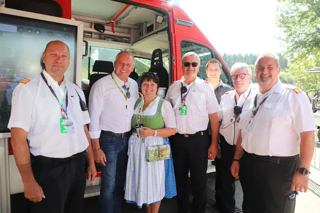 LH Mario Kunasek und Vize Manuela Khom bei der Feuerwehr-Einsatzleitung. | Foto: FF/Zeiler