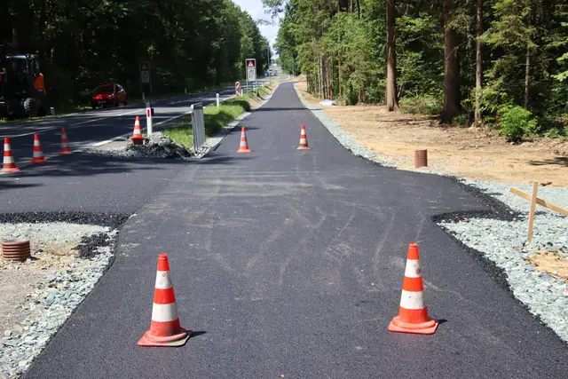Der Radweg ist als "Radstraße" deklariert und verläuft entlang der Landesstraße 378 zwischen Ollersdorf und Stinatz. | Foto: Martin Wurglits