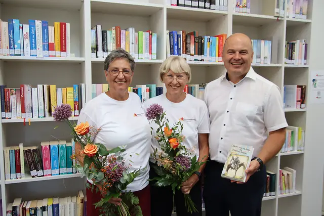 Den Büchereileiterinnen Franziska Wetterau (links) und Marina Mikula dankte Bürgermeister Mario Trinkl für ihre Tätigkeit. | Foto: Martin Wurglits