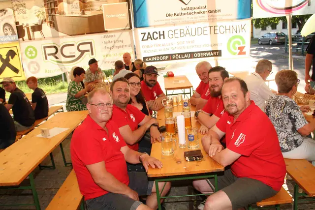 Die FF-Kameraden aus Goberling hatten Spaß im Partyzelt.