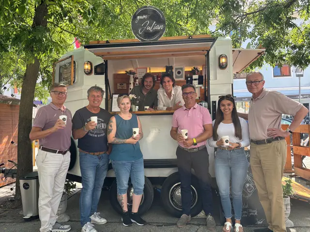 Schauen schon zur Eröffnung vorbei: Karl Kräuter (Wirtschaftsverein), Gerhard Gruber (RegionalMedien/MeinBezirk Völkermarkt), Julia Koller (Wirtschaftsverein), Bürgermeister Markus Lakounigg, Chantal Lamp (Stadtgemeinde) und Wilfried Magnet (Buchhandlung und Galerie Magnet, vorne von links) mit Florian Čajčmann und Julian Waibel (im Wagen von links)  | Foto: MeinBezirk.at