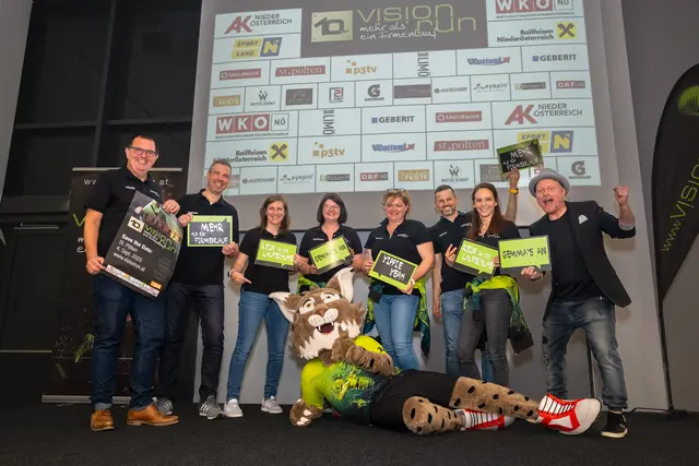 Team und RUNbert Muskelkater, das neue Maskottchen beim VISION RUN | Foto: Attila Izmir