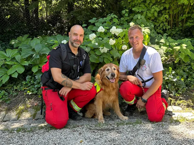 ÖRHB-Suchtruppführer Thomas Ehrengruber mit Spürnase Findus und Hundeführer Wolfgang Eibl konnten die vermisste 16-Jährige in Linz im Bereich Bauernberg finden. | Foto: ÖRHB