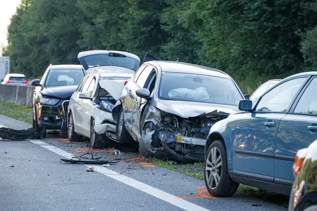 Sechs Fahrzeuge waren in den Unfall am Sonntag, 29. Juni 2025, auf der A1 bei Vorchdorf verwickelt. Drei Personen wurden verletzt.  | Foto: TEAM FOTOKERSCHI / ANTONIO BAYER