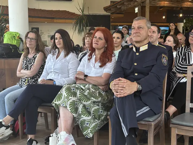 Hochkarätig besetzt: Barbara Juen, Astrid Mair, Cornelia Hagele und Landespolizeichef Helmut Tomac.. | Foto: Perktold