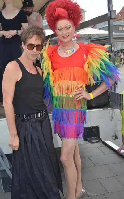 Drag-Queen Candy Licious (re.) moderierte während der Regenbogenparade. | Foto: Sascha Trimmel