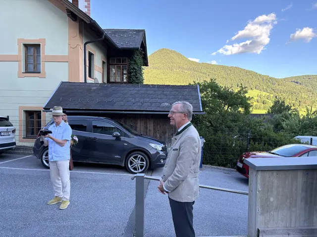 Landeshauptmann Haslauer wird von der TMK Lessach begrüßt | Foto: meinbezirk.at/lungau