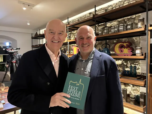 Hermann Döllerer 8v.l.) und der Schauspieler Fritz Egger, der erstmals mit seiner Tochter Johanna gemeinsam auf der Bühne stehen wird. | Foto: Fabienne Gruber