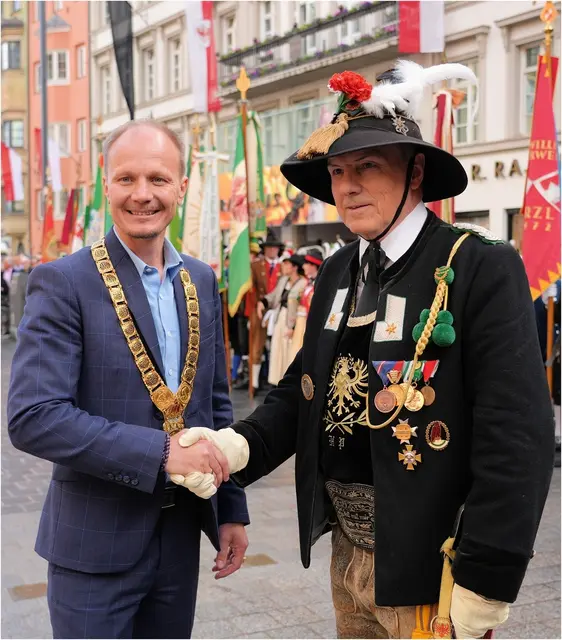 Bürgermeister Johannes Anzengruber mit Bürgermeisterkette mit Bataillonskommandant Mjr. Helmuth Paolazzi | Foto: Erich Staudinger