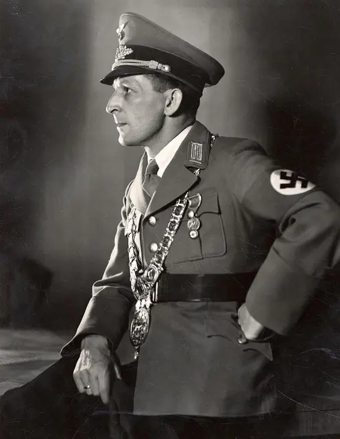 Fehlendes Bürgermeisterbild: Im Depot der Stadt Innsbruck fehlt das Gemälde von Egon Denz, dem Oberbürgermeister der Stadt Innsbruck 1938 bis 1945. Es existieren zwei Aufnahmen des Fotografen Heinrich Jakoby, die als Vorlage für so ein Bild gedient haben könnten. Die Bürgermeisterkette ist auf beiden zu sehen. Die Hoffnung, das Denz-Bild noch zu finden, sind gering. Wer Informationen zum Gemälde haben sollte, wendet sich bitte an das Stadtarchiv.  | Foto: Stadtarchiv/Jakoby