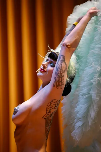 Die Burlesque-Show von Rachel Riot zog das Publikum der After-Show-Party in ihren Bann. | Foto: Sascha Trimmel