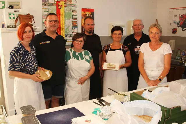 Die Damen und Herrn der Feuerwehr Drumling sorgten für viel Kulinarik beim traditionellen Dämmerschoppen  