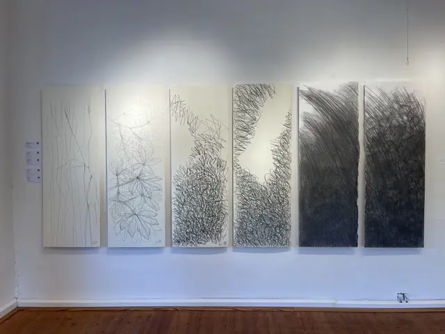 Arbeiten von Tonie Meilhamer 

Gartenzeichnung II, III /Drahtverhau I u. II und Untiefe II u. I 
2003
Graphit auf Papier
140 x 50 cm
je 2500,-€ | Foto: Josef Goldhofer