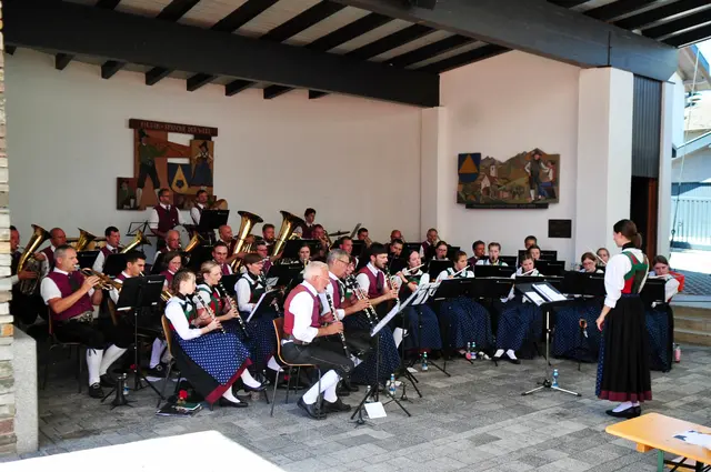 Die Musikkapelle Axams lud zum "Feier-Vormittag" und präsentierte sich naturgemäß höchst musikalisch.