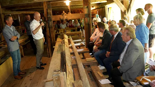 Geschichte zum An- und Begreifen: die Brettersäge in Kirchbach. In der Mitte ein eingespannter halber Stamm, hinten das Sägeblatt. | Foto: Franz Fichtinger