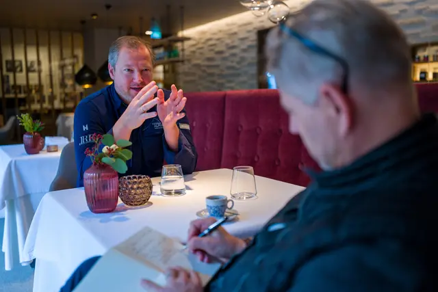 "Es muss nicht ein Lachs aus Übersee sein. Ein schmackhafter Saibling aus der Lammer schmeckt mindestens genauso gut. Darüber hinaus ist der ökologische Fußabdruck, der dabei hinterlassen wird, viel kleiner“, sagt der Begründer der Alpine Cusine, Andreas Döllerer. | Foto: Marc Stickler