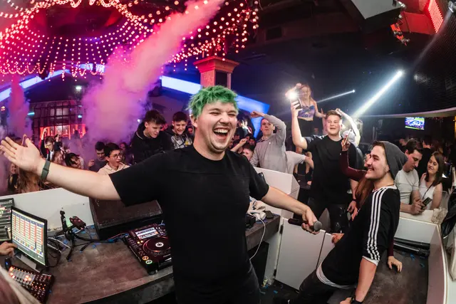 Fabian Grüneis, Bürgermeister von Waizenkirchen, sorgt auf der Bühne als DJ Greenice für gute Stimmung bei den Besuchern. | Foto: Greenice
