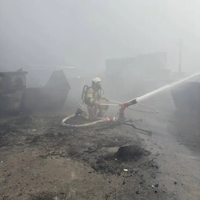 Unermüdlich kämpfen rund 500 Feuerwehrleute in Nussdorf-Debant gegen den Großbrand. | Foto: Stadtfeuerwehr Kufstein/FB