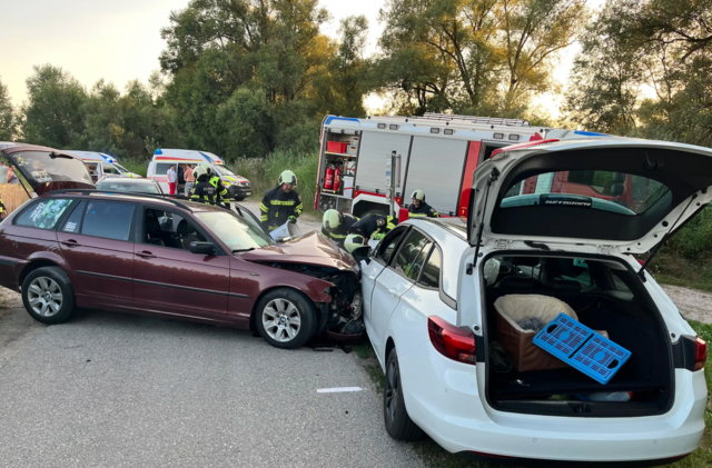Drei Autos waren im Bereich des ehemaligen Einlaufwerkes zusammengestoßen. | Foto: Feuerwehr Enns