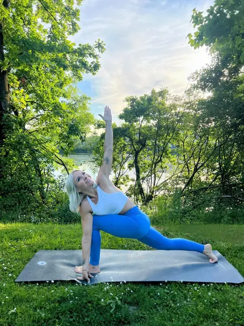 Birgit Müller lädt zum Outdoor-Yoga am Teich in Bodensdorf. | Foto: birgitmueller.at