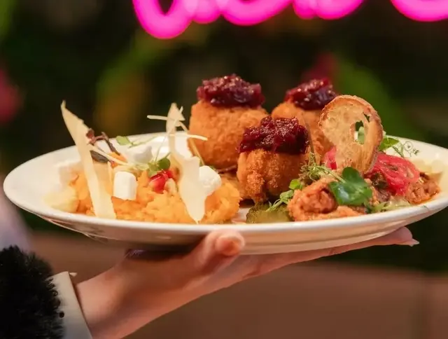 Vorspeisenvariation mit Beef Tartar, Käsespätzlekroketten und Smashed Sweet Potato. | Foto: Vorstadtliebe