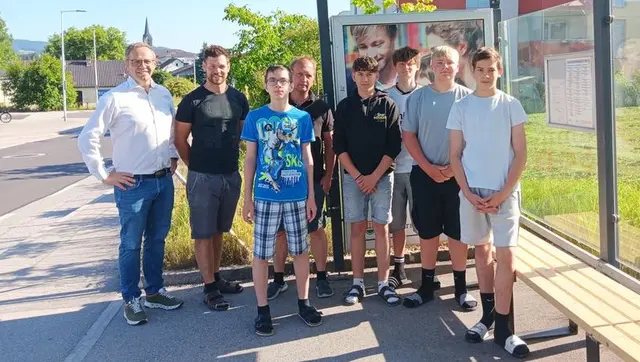 Einige Schüler der PTS Pregarten bauten eine Wartebank für eine örtliche Bushaltestelle. | Foto: Gemeinde Pregarten