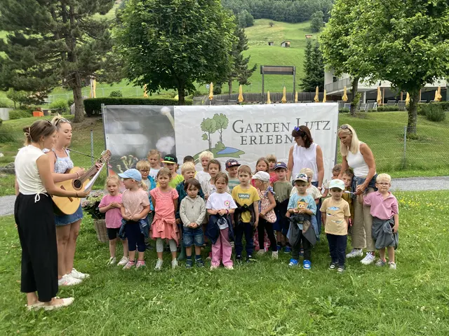 Die Kindergartenkinder aus St. Anton am Arlberg und ihre Pädagoginnen nahmen die musikalische Gestaltung vor.  | Foto: Elisabeth Zangerl