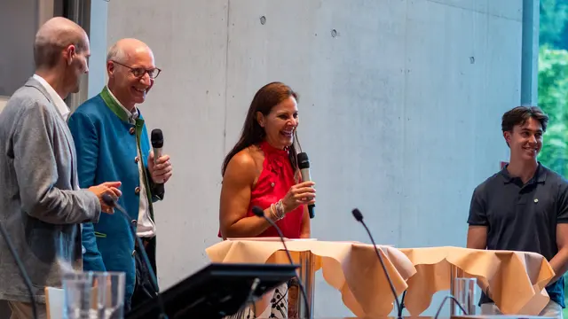 Studiengangsleiter Philipp Zunke (v.l.), Lehrender und ehem. Studiengangsleiter Martin Dürl, Lehrende Karin Hoffmann und Student Luca Leitner.  | Foto: FH Salzburg/Magdalena Eymannsberger