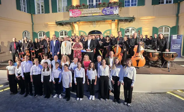 Ein Ensemble (Ensemble Neue Streicher), drei Chöre (A-capella-Chor-Weinviertel, dem Chorus Viennensis und dem Kinderchor der Mittelschule Mistelbach ) und drei Solisten (Eva-Maria Schmid
(Sopran), Bernd Hemedinger (Tenor) und Stefan Zenkl (Bariton) brachten unter der Leitung von
Dirigent Michael Schneider Carl Orffs Carmina Burana im ausverkauften Schlosshof zur
Aufführung. Davon beeindruckt waren auch Bezirkshauptmann Philipp Enzinger, Bürgermeister
Johann Zeiner, Vizebürgermeisterin Michaela Haidvogel, Kulturgemeinderat Horst Kies,
Finanzgemeinderat Christof Müller und Jugendgemeinderat Johannes Müller (der am Vorabend
noch als DJ den Säulensaal rockte). | Foto: Marktgemeinde Maria Enzersdorf
