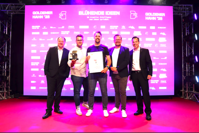 Die Branding Brothers nehmen den Goldenen Hahn entgegen. | Foto: Katharina Schiffl