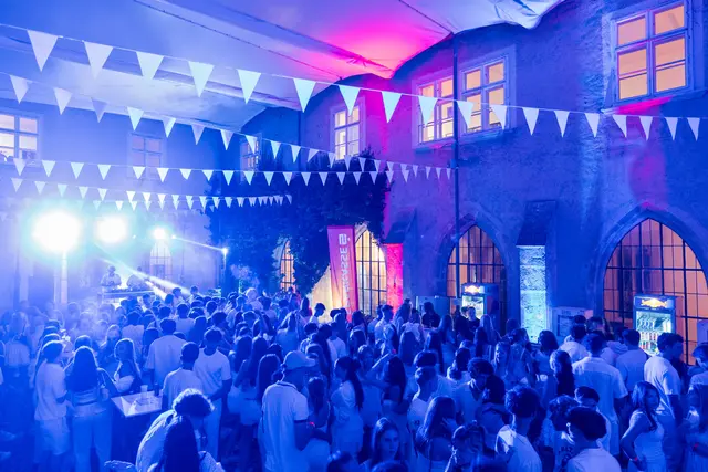 Party im Gymnasium Frauengasse bei Baden in Weiß | Foto: Alexander Felten
