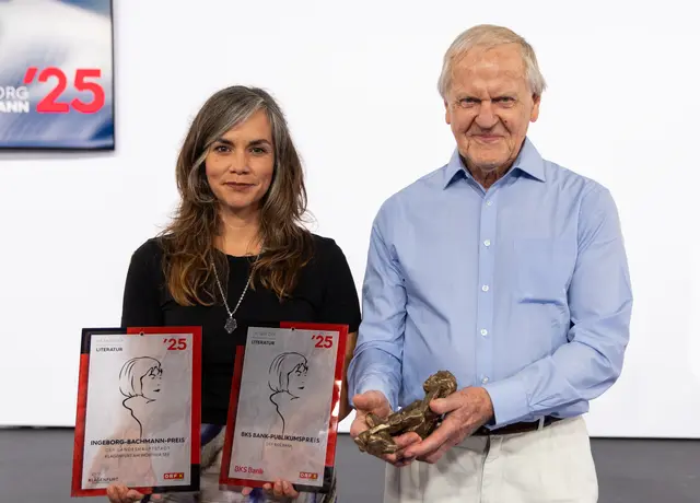 Bachmannpreisträgerin Natascha Gangl mit Heinz Bachmann bei der Preisverleihung der "Tage der deutschsprachigen Literatur in Klagenfurt". | Foto: WOLFGANG JANNACH / APA / picturedesk.com