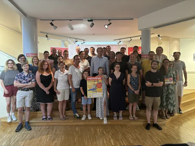 Großes Gruppenfoto der Organisatoren, Sponsoren und Verantwortlichen von "Freitopia", der Stadt für Kinder. | Foto: Kern