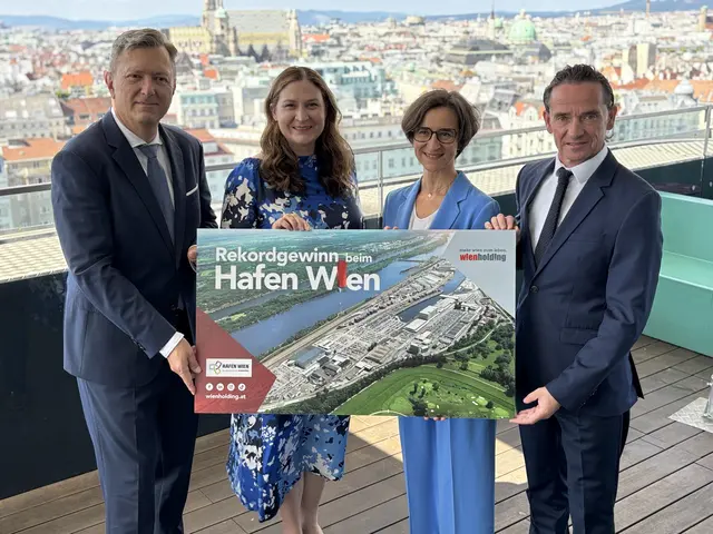v. l.: Kaufmännischer Geschäftsführer Hafen Wien Lehr, Wirtschaftsstadträtin Novak (SPÖ), technische Geschäftsführerin Hafen Wien Pulker-Rohrhofer und Geschäftsführer Wien Holding Gollowitzer. | Foto: Andreas Pölzl/MeinBezirk