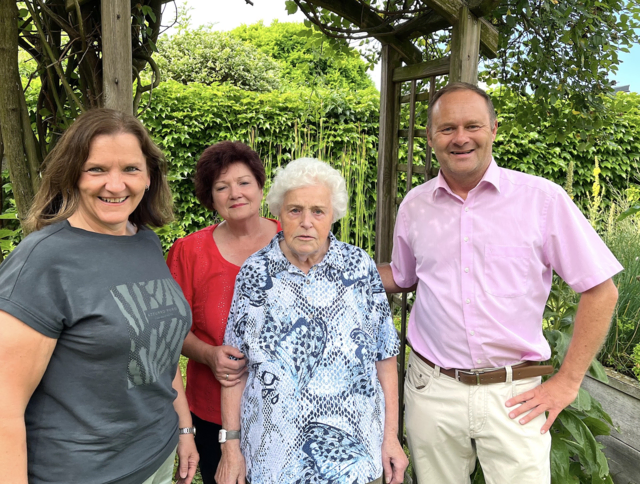 Stadträtin Eva Lotz und Bürgermeister Thomas Ram mit Jubilarin Maria Stöhr und Tochter Ingrid
 | Foto: Stadtgemeinde Fischamend