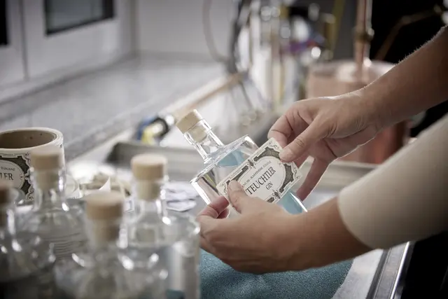 Den Gin stellen die Scheuringers in Handarbeit und kleinen Mengen her. Jede Flasche wird von Hand abgefüllt und etikettiert – da schmeckt man die Liebe zum Produkt. | Foto: Teuchtler
