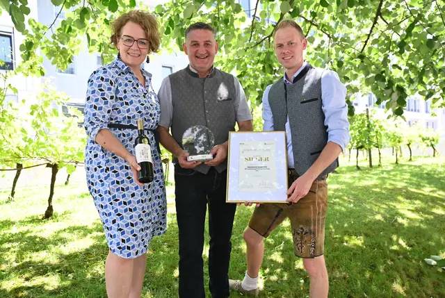 Bildungs-Landesrätin Christiane Teschl-Hofmeister, Kellermeister Leopold Wurst und Direktor Stefan Amon mit dem Gewürztraminer, der den Landessieg holte. | Foto: Jürgen Mück