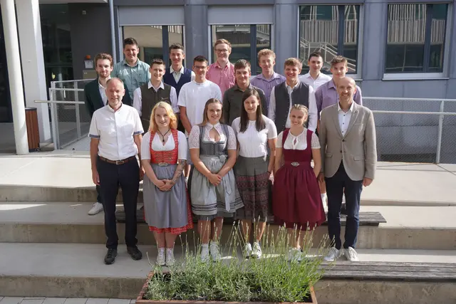 Abschlussklasse Tischler (v.l.n.r., 1. Reihe): KV Reinhold Kollnig, Hanna Kleinlercher, Denise Bundschuh, Magdalena Steidl, Nina Granitzer, Dir. Klaus Oberegger; 2. Reihe: Klemens Martl, Samuel Wibmer, Simon Wieser, Felix Mitteregger, Leo Obererlacher, Lino Köll; 3. Reihe: Andreas Schaller, Emanuel Wurzer, Sebastian Forster, Elias Gasser, Manuel Mutspidl, Vanessa Preßlaber (nicht im Bild). | Foto: TFBS Lienz