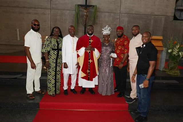 Priester Nichodemus Okoye mit seiner Familie aus Nigeria