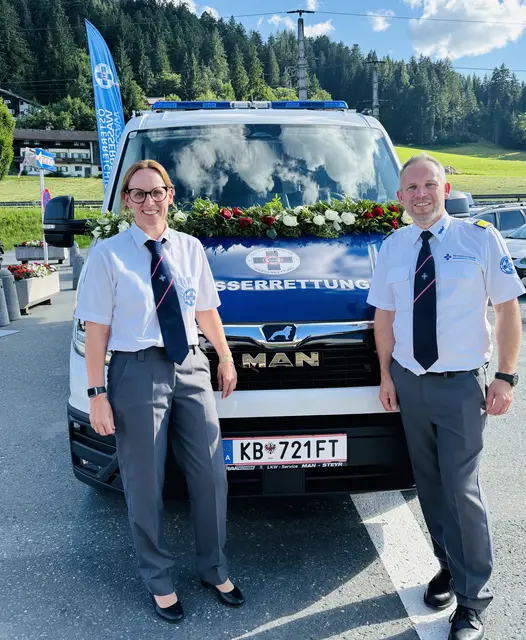 Neues ÖWR-Fahrzeug: Karin Hiebaum und Reinhard Hlebetz. | Foto: Kogler