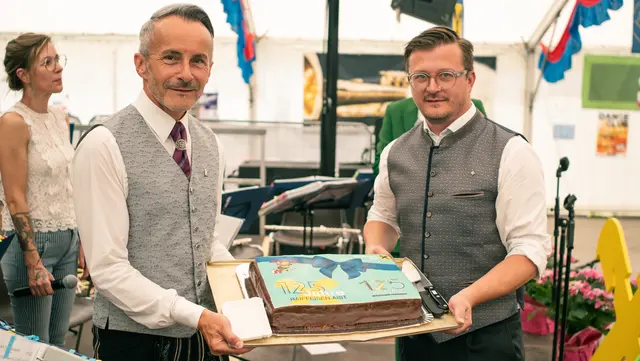 MV-Hagenberg-Obmann Karl Lamplmayr (2.v.r.) und Geschäftsführer der Raiffeisenbank Aist Matthias Tagwerker (r.). | Foto: Hadmar Hölzl