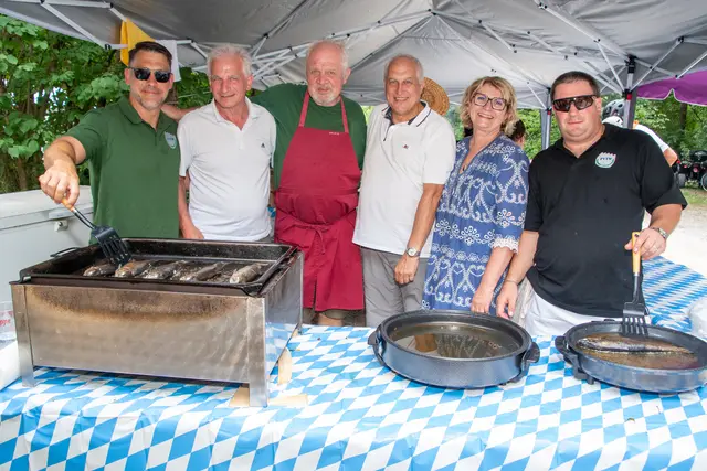 Das Fischereifest bot vielfältige Kulinarik.  | Foto: Dieter Arbeiter