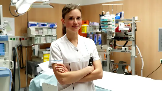 Beruf mit Zukunft: Katharina Dürager aus Salzburg, Diplomierte Gesundheits- und Krankenpflegerin am Kardinal Schwarzenberg Klinikum, ist eines der sechs Testimonials der Pflegekampagne "Pflege ist stark!'. | Foto: Land Salzburg/Sophie Huber-Lachner