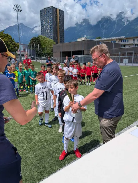 Rums Bürgermeister Josef Karbon (re.) überreicht gemeinsam mit SK Rum Obmann Rene Meixger die Pokale.  | Foto: SK Rum