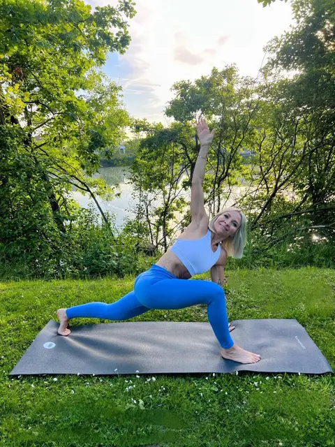 Birgit Müller lädt zum Outdoor-Yoga am Teich in Bodensdorf. | Foto: birgitmueller.at