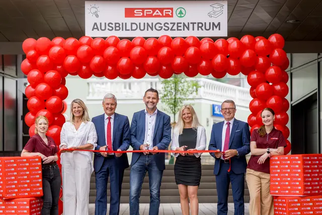 Hans K. Reisch, Vorstandsvorsitzender von Spar Österreich (3. v. l.), seine Gattin Bettina Reisch (2. v. l.) und der Geschäftsführer der Spar-Zentrale Marchtrenk, Jakob Leitner (2. v. r.), freuen sich gemeinsam mit den Lehrlingen sowie Bürgermeister Andreas Lindorfer (m.) und Heike Rauch (3. v. r.), Personalentwicklung und Ausbildung, über die Eröffnung des Ausbildungszentrums in Rohrbach-Berg. | Foto: Spar