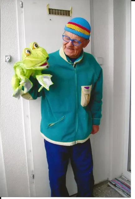 Gerd "Gerdi" Renner, der Autor mit Frosch "Siegfried gegen Adebar" | Foto: Gerd Renner, honorarfrei