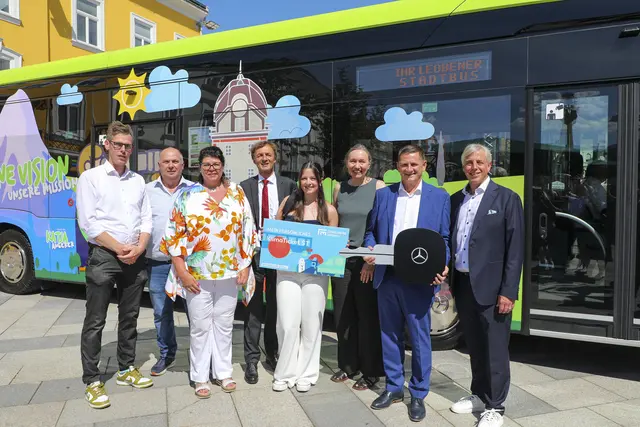 Beim großen E-Mobilitätstag am Leobener Hauptplatz präsentierten Vertreterinnen und Vertreter aus Politik, Verkehr und Wirtschaft den neuen E-Bus, auf den die Stadtwerke ihre Busflotte umrüsten werden. Gestaltet hat ihn Katja Angerer (Mitte) von der HLW Leoben.  | Foto: Armin Russold